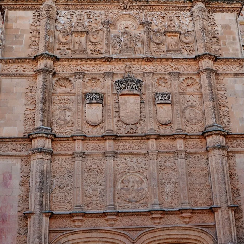 Universidad de Salamanca, fachada con escudos